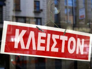 Μέσα σε αυτό το εφιαλτικό πλαίσιο και ενώ επέρχεται ένα νέο τσουνάμι φόρων επί των κεφαλών όλων και δη των μεσαίων στρωμάτων (δηλ., σύμφωνα με τις νομοθετημένες πλέον κυβερνητικές αντιλήψεις, όσων έχουν ετήσιο εισόδημα από 8.600 έως 30.000 ευρώ – οι υπερβαίνοντες τα 30.000 ευρώ θεωρούνται βαθύπλουτοι), ο φιλαλήθης πλην αυταπατώμενος πρωθυπουργός μας, όπως άλλωστε και ο πληθωρικός υπουργός Εθνικής Αμύνης, βλέπει την ανάσταση της ελληνικής οικονομίας ως επικείμενη. 